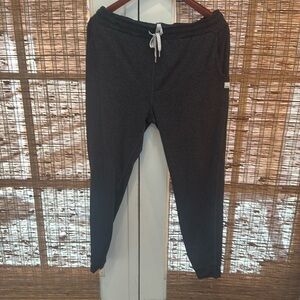 Vuori Performance jogger. Black Heather